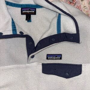 Patagonia Snap Fleece in Cream and Navy